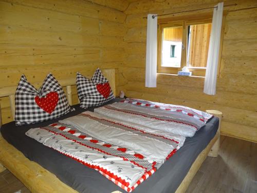 哈尔施塔特CTN木屋度假屋的小木屋内的一张床位,配有枕头