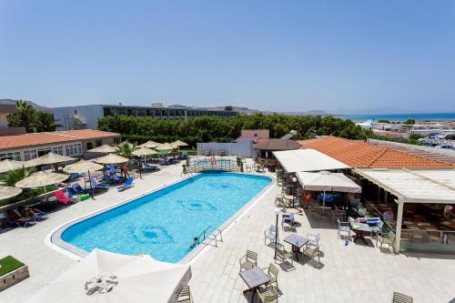 古瓦伊Sole Mare Seaside Apartments的享有带遮阳伞和椅子的游泳池的顶部景致