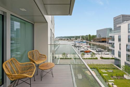 格丁尼亚Marina View - Yacht Park Premiere的阳台配有两把椅子,享有海港景色