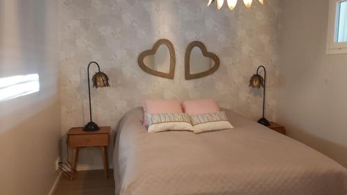 卡拉约基Kanervikko的一间卧室配有一张带两个枕头和两个灯的床。