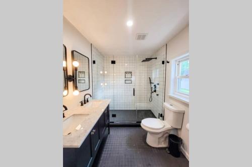 沃伦斯堡River Street Unit 2 - Lake George, Glens Falls的一间带水槽、卫生间和淋浴的浴室