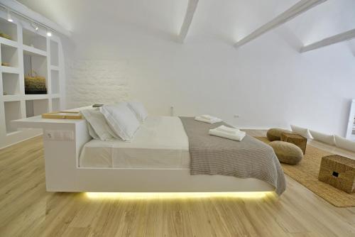 伊兹拉Hydra Hospitality Port Apartment的白色卧室配有床和书桌