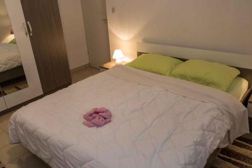 Two-Bedroom Apartment in Mundanije II客房内的一张或多张床位