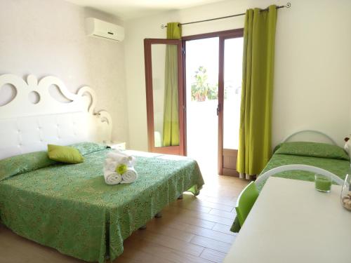 塔维亚诺Tesori del Salento的一间卧室设有两张床,并设有一个通往庭院的门。
