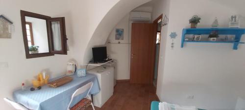 维拉皮亚纳La Panoramica的一间小房间,房间内设有一张蓝色桌子