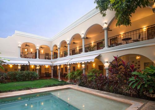 巴利亚多利德波萨达圣胡安酒店的享有带游泳池的建筑的外部景色