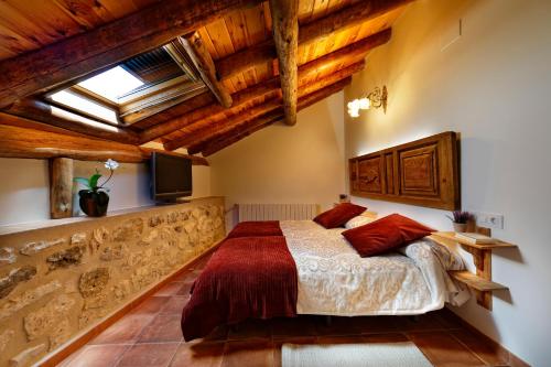 AdradosLagar de Justa的一间卧室设有一张大床和木制天花板。
