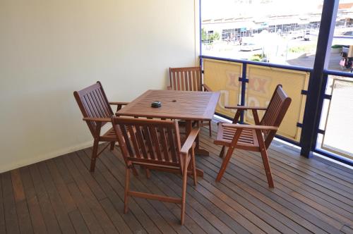 多尔比澳大利亚酒店汽车旅馆的甲板上配有一张木桌和椅子,享有海港的景色