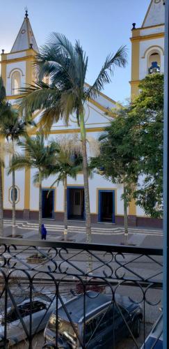库尼亚Vila de Cunha的一座棕榈树的黄色建筑