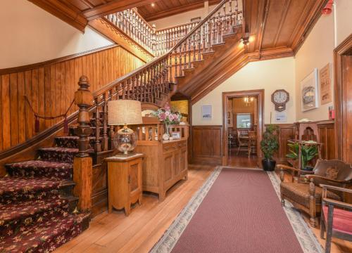 克莱德Dunstan House的客厅里装饰有木镶板的华丽楼梯