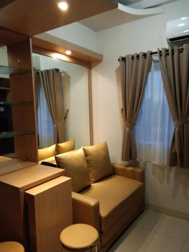 雅加达Apartemen Green Pramuka City的带沙发和窗户的客厅