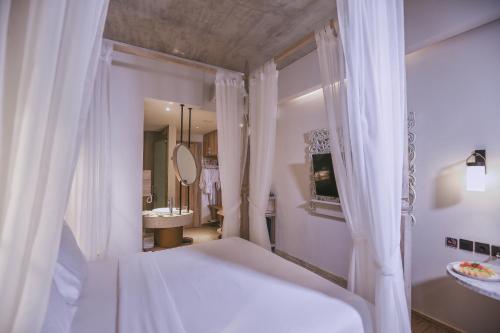 吉利特拉旺安吉利特拉旺安马克度假村的白色的浴室设有床和水槽