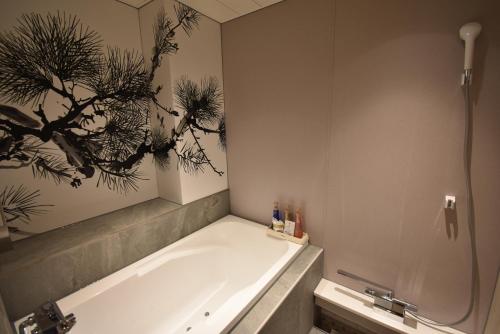 甲斐市HOTEL IORI - Adult Only的设有带浴缸和淋浴的浴室。