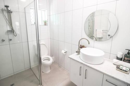 卡苏阿利纳ZEN GARDEN - COZY 2-BR + Modern Design w/ Aircon的浴室配有卫生间、盥洗盆和淋浴。