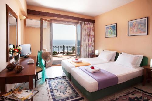特劳洛斯La Luna Hotel的酒店客房设有床和窗户。