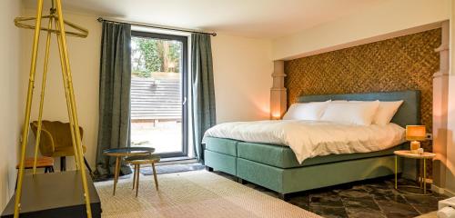 霍夫德普拉特EgliZen的一间卧室设有一张床和一个大窗户