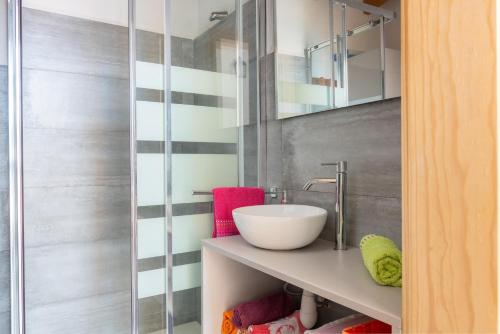 科斯塔德班斯Cas Ferrerico的一间带水槽和镜子的浴室