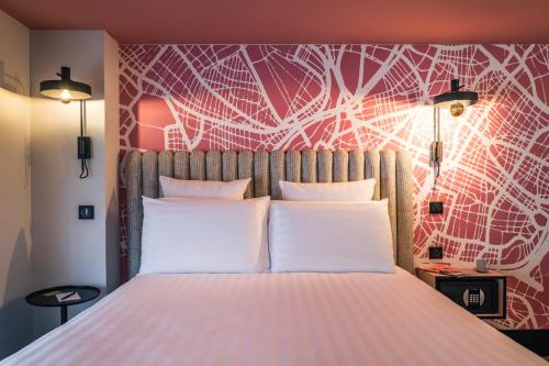 斯特拉斯堡乐格兰德酒店的一间卧室配有一张带粉红色墙壁的大床