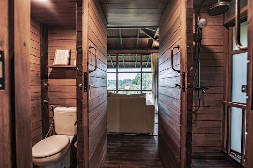 乌布Grün Ubud的一间带卫生间和淋浴的浴室