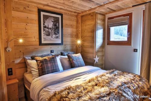 佩塞克鲁瓦Astraea的小木屋内一间卧室,配有一张床