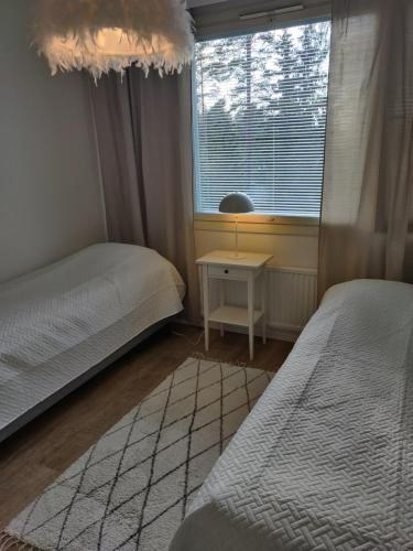 波里Yyterin valkoinen huoneisto 14A talo B 21的一间小卧室,配有两张床和窗户