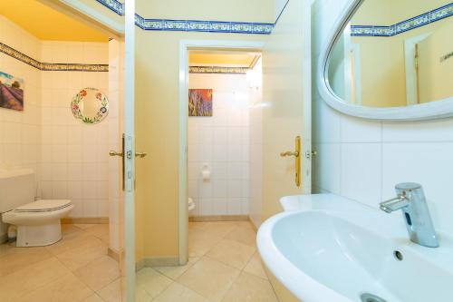 菲尔福尔德La Hacienda的一间带水槽、卫生间和镜子的浴室