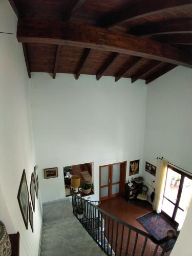 阿尔盖罗伊尔帕吉奥酒店的一间带木制天花板和楼梯的客厅