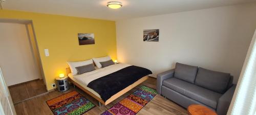 Praz卡维贝尔沙湾酒店及餐厅的一间带床和沙发的小卧室