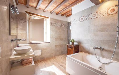 卡麦奥雷Il Nido nel Borgo Casa Vacanze的带浴缸、水槽和浴缸的浴室
