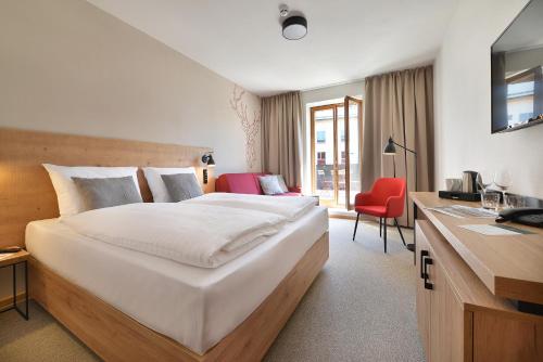 伏尔塔瓦河畔利普诺Hotel Element的酒店客房设有一张大床和一张书桌。