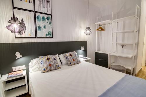 马翁岛屿旅馆的卧室配有一张带两个枕头的大白色床