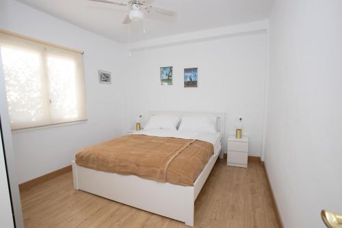 穆特克萨梅尔Apartment Costa Blanca的白色的卧室设有床和窗户