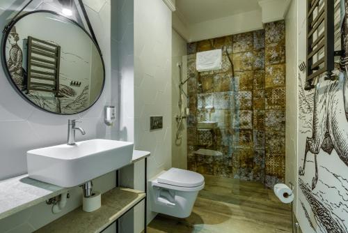 卡迪尼卡丁尼弗瓦克SPA酒店的一间带水槽、卫生间和镜子的浴室