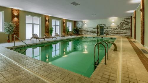 卡迪尼卡丁尼弗瓦克SPA酒店的游泳池,周围设有椅子