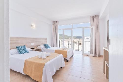 伊维萨镇Suncoast Ibiza Hotel - Adults Only -的酒店客房设有两张床和一个阳台。