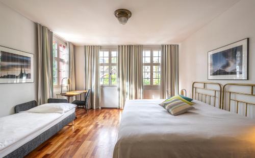 卢塞恩霍夫加藤卢泽恩酒店的酒店客房配有两张床和一张书桌