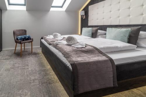 米什科尔茨Arany Apartman Miskolc的一间卧室配有一张大床和毛巾