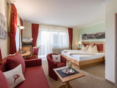 韦斯滕多夫钟楼酒店的酒店客房配有一张特大号床和椅子