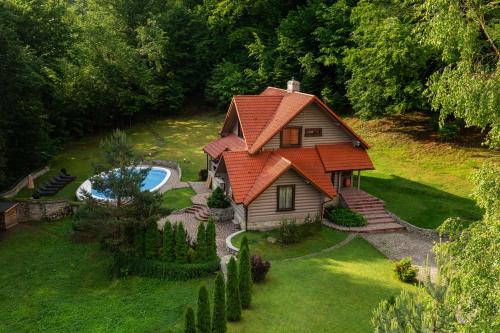 亚列姆切Poderey Villas的享有带游泳池的房屋的空中景致