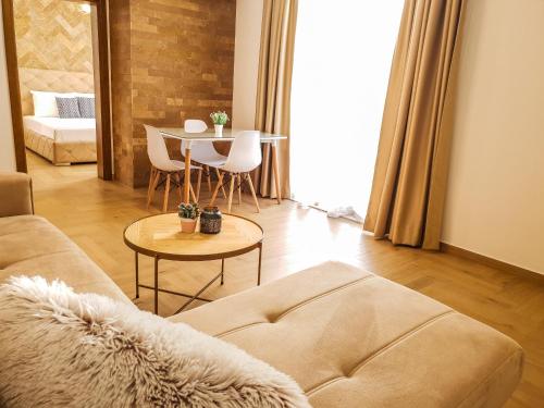 乌尔齐尼LaCasa Apartments Ulcinj的客厅配有沙发和桌子