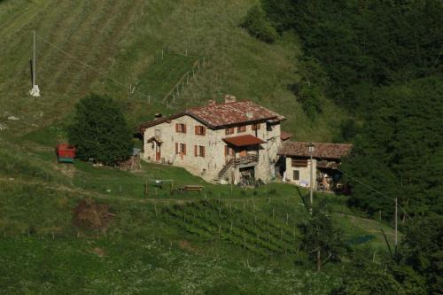 加尔尼亚诺Ca' del Rì的山边的一座老房子