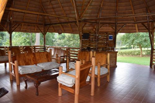 Kibale Guest Cottages餐厅或其他用餐的地方