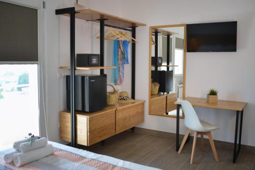 泰尔莫利Dimora EFFE - Eco B&B的客房设有书桌、电视和椅子。