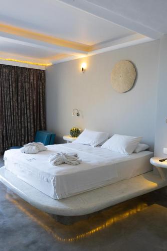 佩里萨Demilmar Luxury Suites的卧室配有一张白色大床