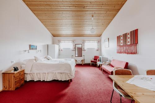 劳加尔Narfastadir Guesthouse的一间卧室配有一张大床和红地毯