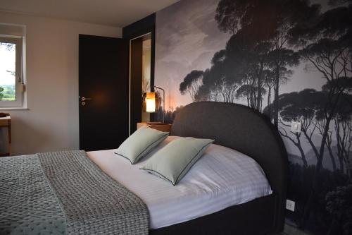 圣伊波利特Chez Max Alsace的一间卧室配有一张壁画床