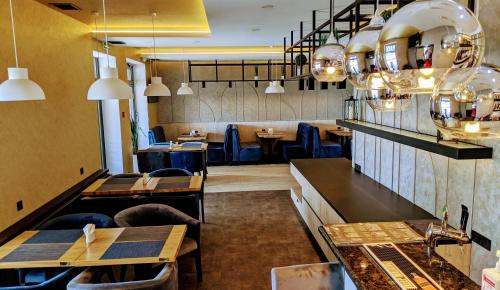 Ryasne-Rus'keKook Hotel & Rest的用餐室配有桌椅和灯光