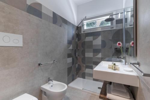 利扎诺B&B Foglie D’ulivo的一间带水槽、卫生间和淋浴的浴室