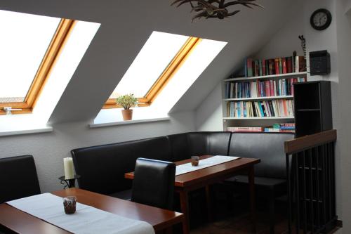 库克斯港Haus Witten Höhen的一间带天窗和桌椅的用餐室