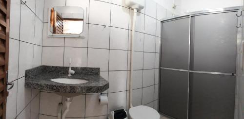 博尼图居白亚旅馆的一间带水槽和淋浴的浴室